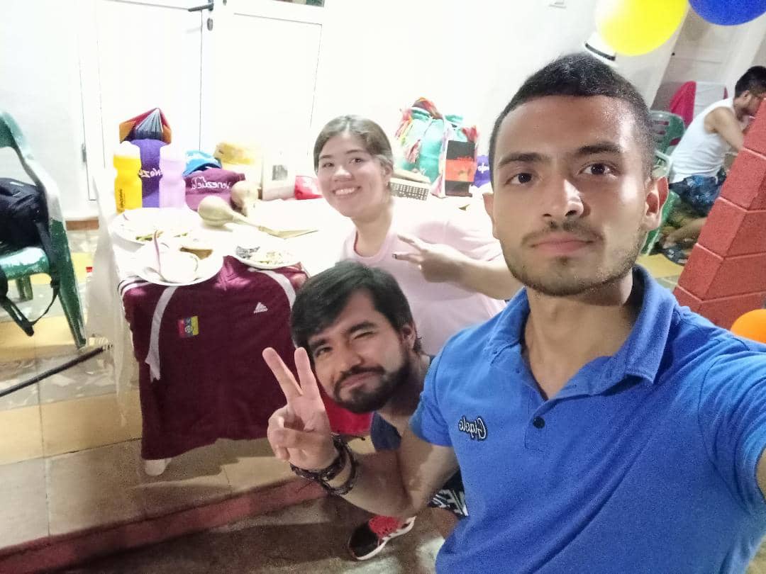 FidelidadACuba's tweet image. #FidelPorSiempre Jóvenes venezolanos presentes en la Noche Latinoamericana de la XXVII Brigada de Trabajo Voluntario preparando platos típicos de la comida venezolana. @JuventudPSUV @cesargomezpor @genesisgarvett_ @PartidoPSUV @PSUVint @CubaPlataforma @CancilleriaVE @ISB_VE