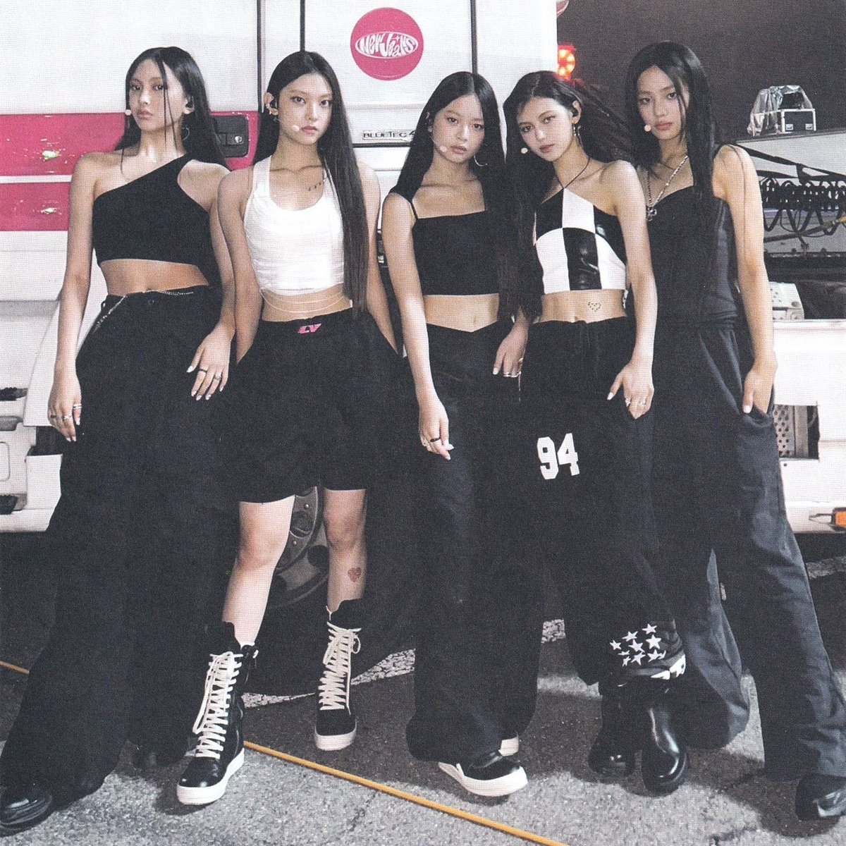 [#뉴진스] 220813 ㅡ Promociones

#NewJeans se presentará mañana en Inkigayo a las 3:50PM KST!

⏰ HORARIOS:
12:50 AM🇬🇹🇭🇳🇳🇮🇨🇷🇸🇻
01:50 AM🇨🇴🇵🇦🇵🇪🇪🇨🇲🇽
02:50 AM🇨🇺🇻🇪🇧🇴🇩🇴🇨🇱🇵🇾
03:50 AM🇧🇷🇺🇾🇦🇷
08:50 AM🇪🇸

📎 aqstream.com/sbs/Inkigayo
📎 aqstream.com/sbs/SBS-Stream…

<a href="/NewJeans_ADOR/">NewJeans</a>