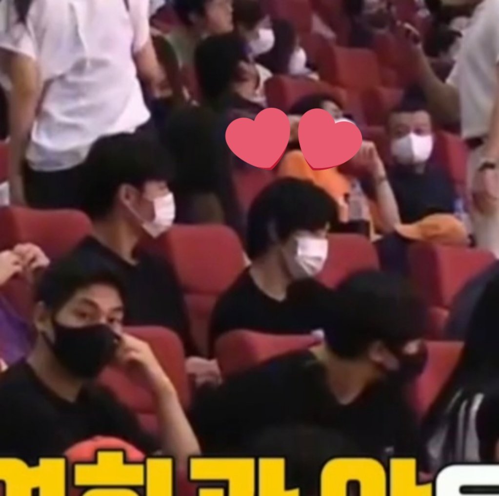 lutein_cotton_k's tweet photo. 어제 전참시 보다가 설마 준면인가...? 했는데 진짜 준면이었넹...! 잠깐 스쳐지나갔지만 넘 반가웠음🫶🏻🥹 https://t.co/FfA7GvJpFx
