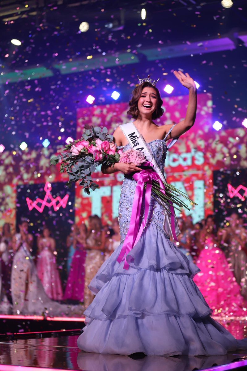 ppuyallup's tweet photo. Watching from my hotel room in Dallas after MWAOTeen was crowned Miss America’s Outstanding Teen Friday night! 
#WhereiRoot @ROOTSPORTS_NW @JenTalksSports @AngieMentink @RealBradAdam 
@MAOTeen 
@MissWA_org 
@MissAmericaWA https://t.co/xuUsKldiv7