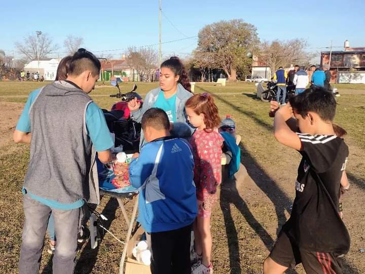EncuentroMerlo's tweet photo. Tarde de merienda y deportes en #AltosDeMerlo 💙✌🏻
Jornada a cargo de les compas de @juvenemerlo 🤩🙌🏽

#NuevoEncuentro https://t.co/O3G1pPFp5a
