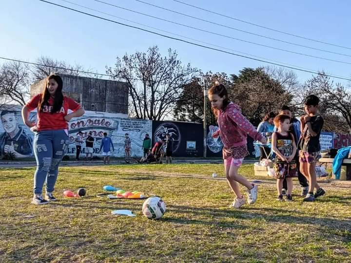 EncuentroMerlo's tweet photo. Tarde de merienda y deportes en #AltosDeMerlo 💙✌🏻
Jornada a cargo de les compas de @juvenemerlo 🤩🙌🏽

#NuevoEncuentro https://t.co/O3G1pPFp5a