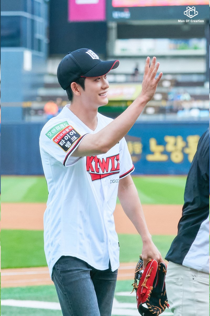 manofcreation0's tweet photo. 청춘 영화 한 편 뚝딱 완성한 
강태오의 첫 시구⚾️ 현장으로 
여러분을 초대합니다💌
https://t.co/magNgEO0JN

#강태오 #kangtaeoh
#맨오브크리에이션 #manofcreation
#75태오 #KTO #레전드시구 
#국민섭섭남 #국민유죄남 #스윗태오 https://t.co/ULoUfoN0cZ