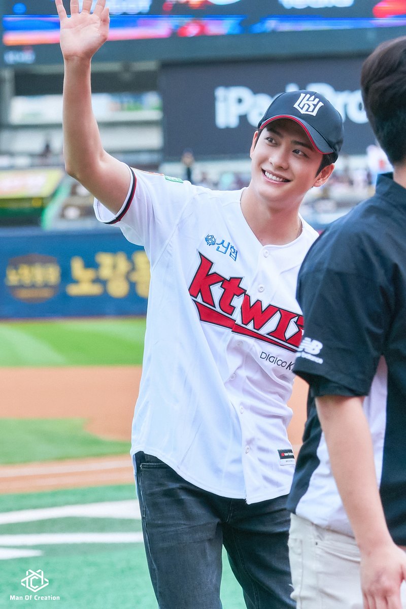 manofcreation0's tweet photo. 청춘 영화 한 편 뚝딱 완성한 
강태오의 첫 시구⚾️ 현장으로 
여러분을 초대합니다💌
https://t.co/magNgEO0JN

#강태오 #kangtaeoh
#맨오브크리에이션 #manofcreation
#75태오 #KTO #레전드시구 
#국민섭섭남 #국민유죄남 #스윗태오 https://t.co/ULoUfoN0cZ