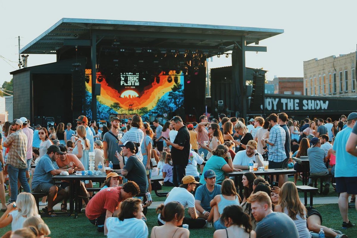 MasonMusicFest's tweet photo. Who is having a blast at Mason Music Fest!? https://t.co/1skmjAVamK