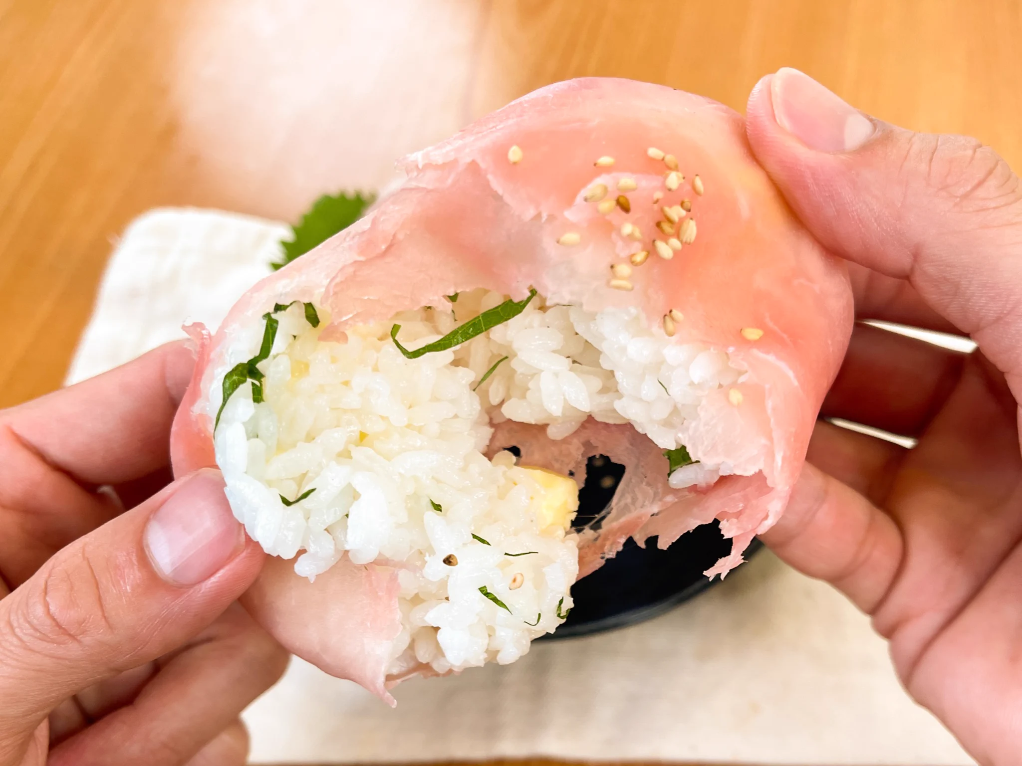 見た目もとっても美味しそう！チーズや生ハムを使った「おにぎり」レシピ！