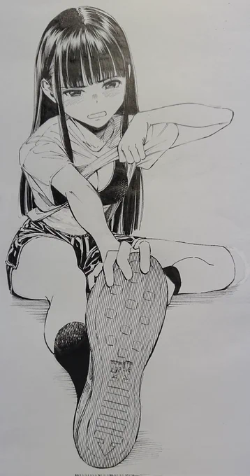 脚を伸ばしながらスポブラを見せてくれる黒髪ロング 