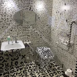 入ったら気が狂うトイレ!？軽井沢にある記号で埋め尽くされたトイレ。