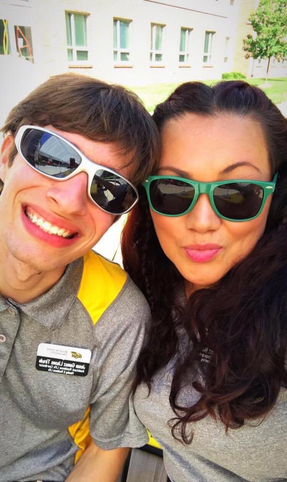 aanewell316's tweet photo. This #ProudShocker alumni volunteered in 100 degree weather today to help cart new students & families around during move-in! Thanks for reminding us that being a part of the #ShockerFamily isnโt just for four years, but forever! #nowvsthen @WichitaState #wichitastatealumni https://t.co/mQLmKt7h6O