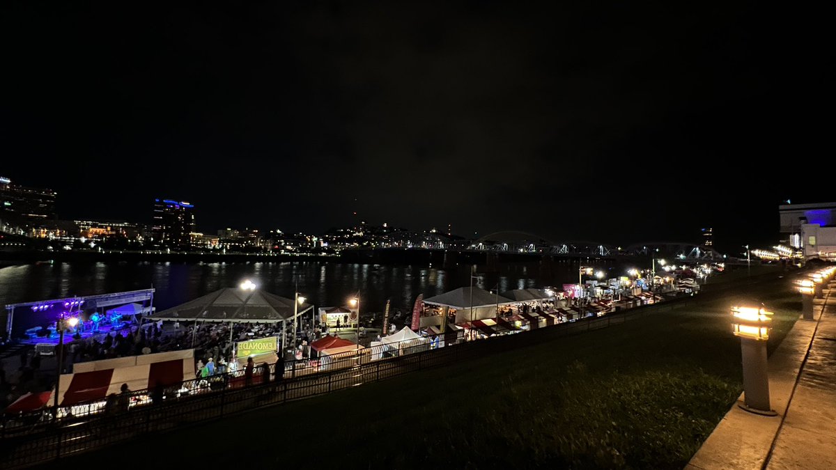 GreatInland's tweet photo. Now, THIS is what 765 feet of seafood along the Ohio River looks like! 🌊🦪🦀🐟🍻 Sunday, from noon to 9pm, is your last chance to attend the record-breaking 2022 Great Inland Seafood Festival down at Newport’s Festival Park on the levee. 

🔗: https://t.co/K8H5jGJCfi https://t.co/65x77SDtVq