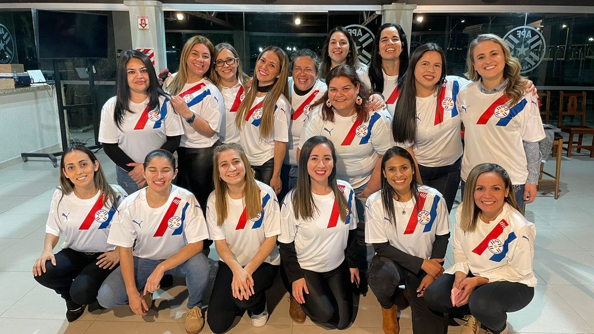 cubilla_elena's tweet photo. La primera #TribunaVirtual es toda una realidad. Gracias a la @APFOficial por el reconocimiento, a @mastercardcam y a @EcomEstrategias por permitirnos formar parte de este grupo. La #AlbirrojaFEM sentirá nuestro apoyo en el repechaje 💪🇵🇾 https://t.co/rlmVeuBs8o