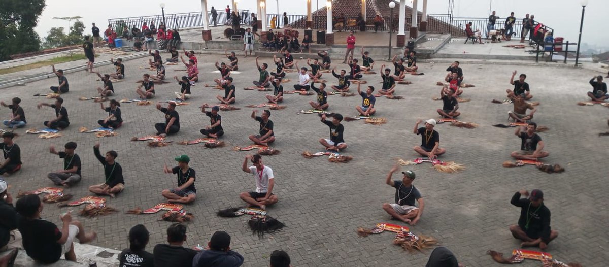 Destaa80957322's tweet photo. Parah sih ini mah acaranya bagus banget woii . Gamelan Jateng https://t.co/aH6JSXL1R8