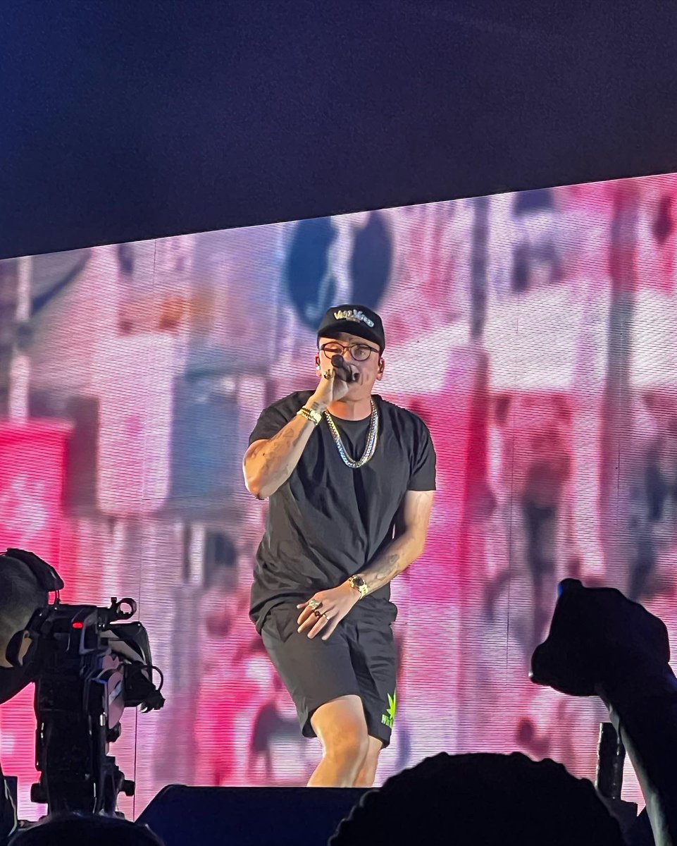 vabeachamp's tweet photo. @Logic301 putting on a killer performance ๐ฅ
#logic #logicconcert https://t.co/gNSzyh7eRQ