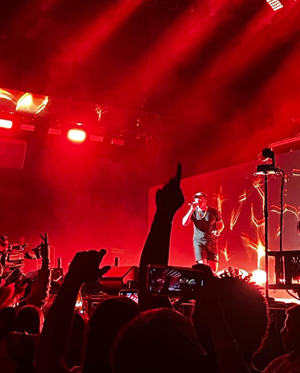 vabeachamp's tweet photo. @Logic301 putting on a killer performance ๐ฅ
#logic #logicconcert https://t.co/gNSzyh7eRQ