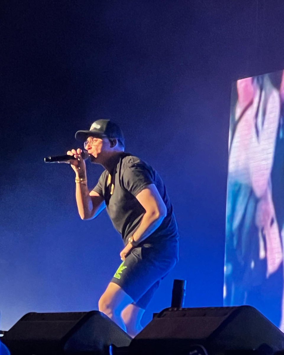 vabeachamp's tweet photo. @Logic301 putting on a killer performance ๐ฅ
#logic #logicconcert https://t.co/gNSzyh7eRQ