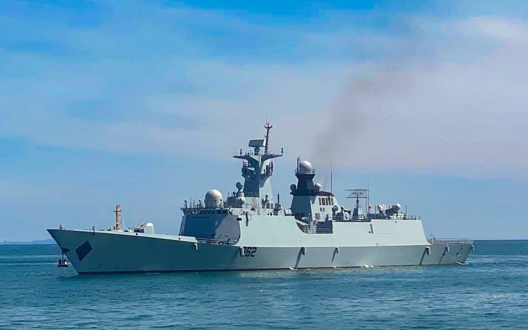 ihariomm's tweet photo. Isn't it a Interesting coincidence currently happening in #SriLanka. 
1. China's spy ship Yuan Wang 5 is docking in #Hambantota port.
2. Pakistan Navy's frigate class PNS Taimur (Chinese built) is docked in #Colombo port for exercise. https://t.co/yFUJfM0hKQ