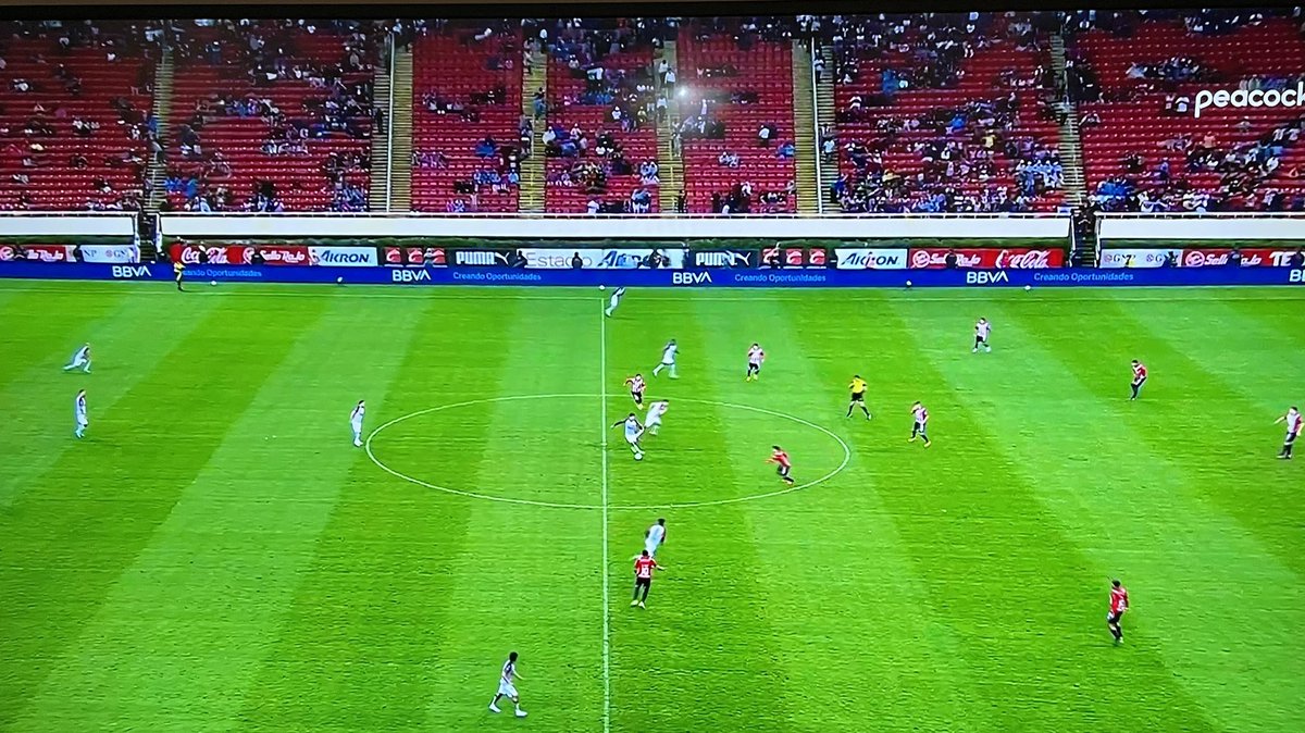 mauriciopedroza's tweet photo. Esta miserable entrada nunca se vería en el clásico regio. https://t.co/MX4CV3jrgu