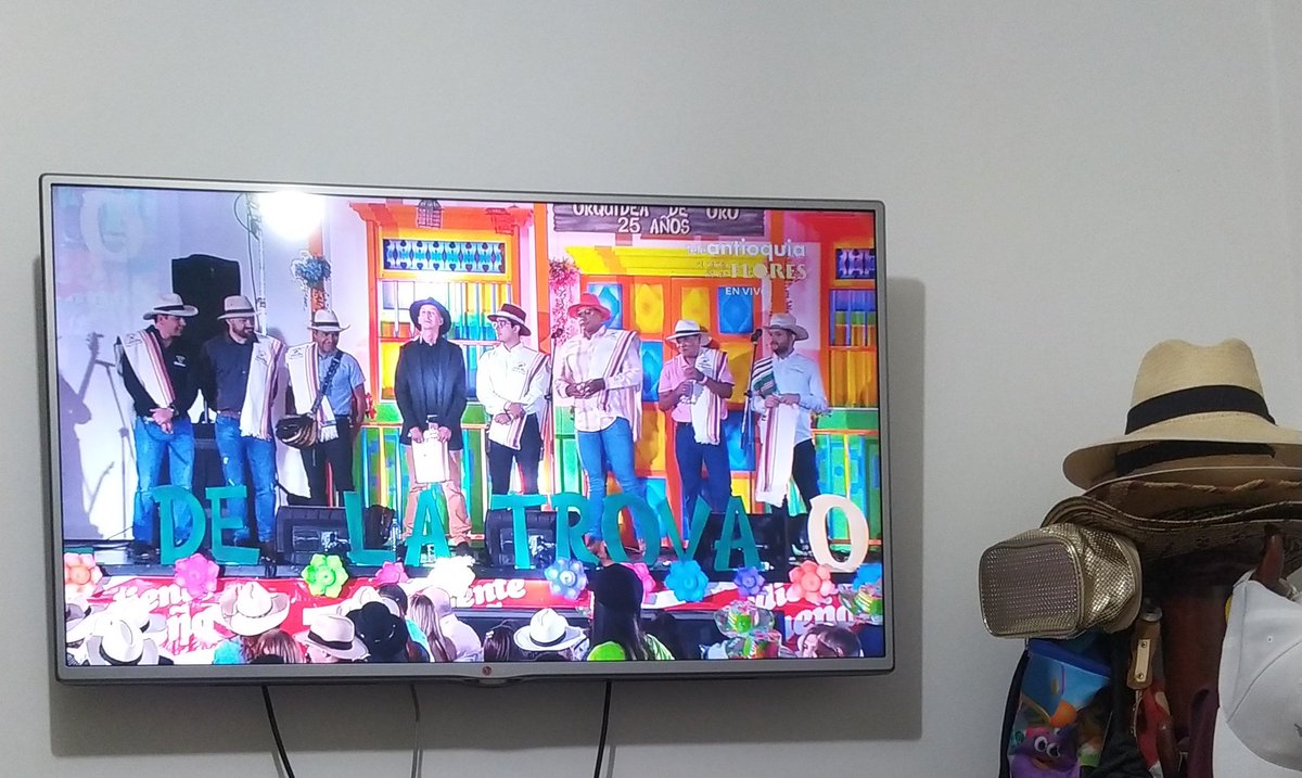 Lopera_Zea22's tweet photo. Parche de sábado por @Teleantioquia falta es el Aguardiente .... #Trovas https://t.co/kZgwFidXqv