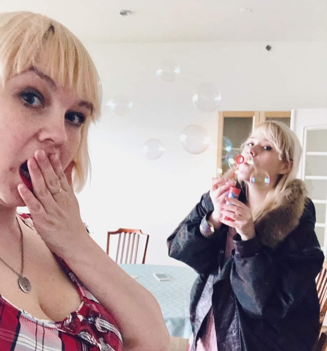 Þessi yndisfríða hneykslaða kona í forgrunni myndarinnar á afmæli í dag!
Ef þið sjáið hana á vappi í bænum í kvöld þá vil ég biðja ykkur um að plís knúsa hana. Ef einhver á það skilið þá er það þetta milf. 🔥♥️