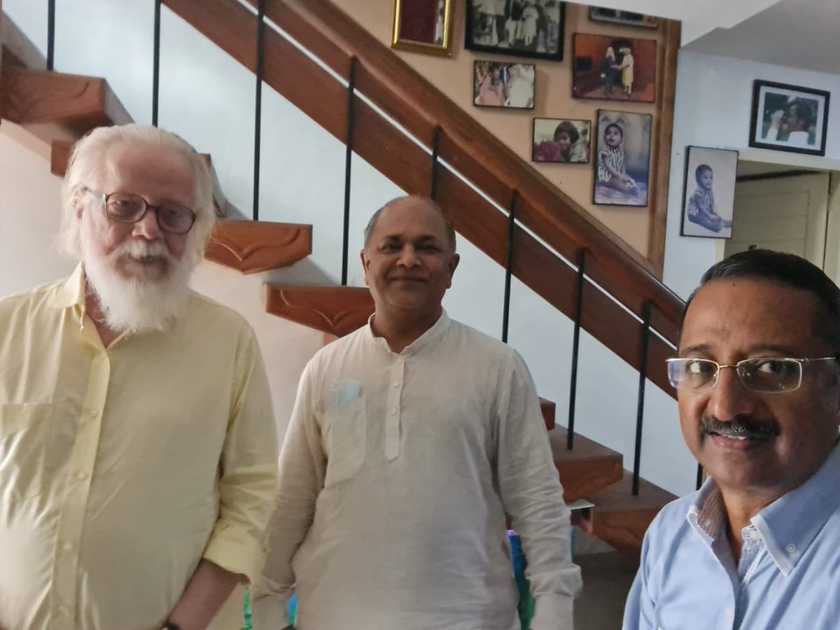 National Organising Secretary of @Vibha_India, Shri @jayantss66 along with Vibha team member visited the great scientist and an Indian aerospace engineer, Shri S. Nambi Narayanan Presented him the book on ‘Struggle for Swatantrata through Science’ @shekhar_mande @ScienceIndia_