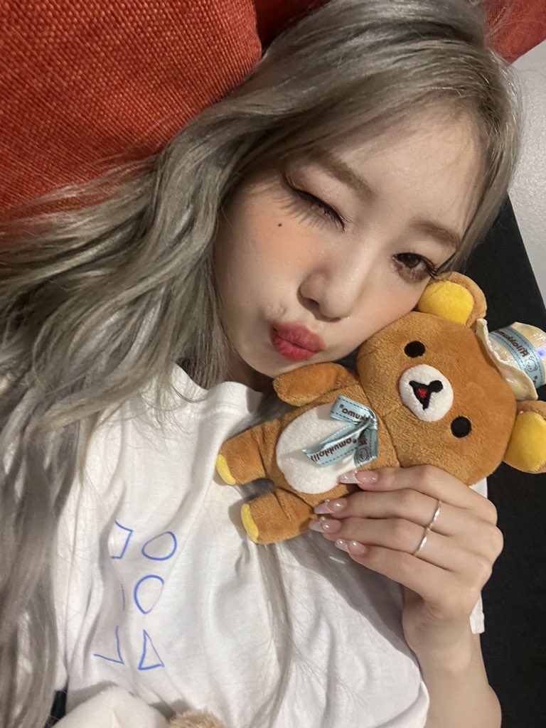 yeoseothinker's tweet photo. yeojin with leeseo (the teddy bear) ! https://t.co/aonbHuIH1B