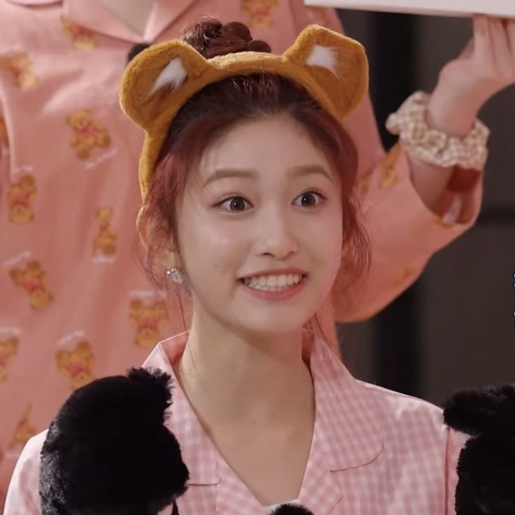 yeoseothinker's tweet photo. yeojin with leeseo (the teddy bear) ! https://t.co/aonbHuIH1B