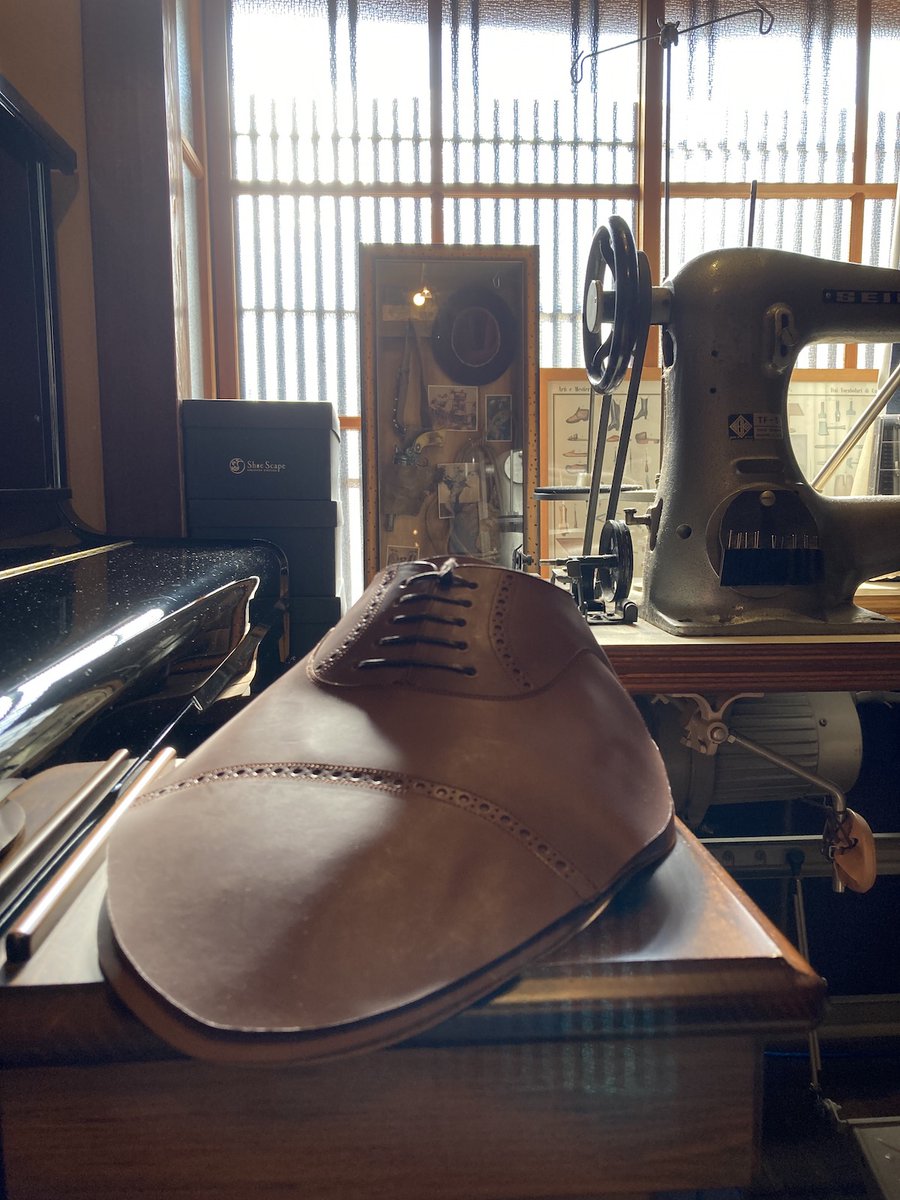 ScapeShoe's tweet photo. 8月ですね。
この時期になると
東京に引っ越したときのことを思い出します。
あの年の夏も暑かった記憶があります。
思い出ってそのとき聴いていた音楽とともに
大切に残っているものですね。
ミシンをかけながら、
ふと東京に出たときのことを思い返しました。 https://t.co/El15Qs9lHw