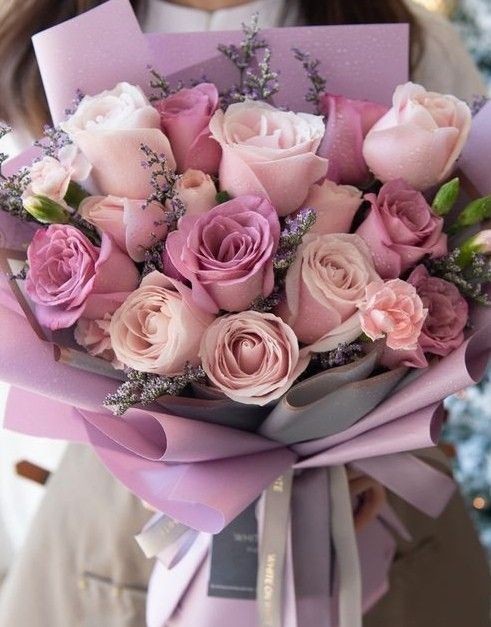 LukDaramitz's tweet photo. ¡Tia romanita! —Corrio cuando la vio, se veia muy bonita, se detuvo frente a ella y le dio sus flores —Estas son para ti, tia, eres la novia mas bonita—Dijo y la abrazo.

#𝑽𝒆𝒏𝒌𝑻𝒐𝑮𝒐𝒍𝒅 https://t.co/oWDiTiOrw9