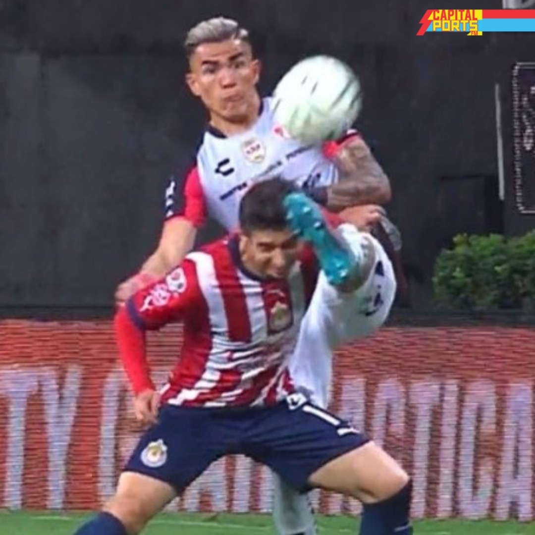 CapitalSportsFm's tweet photo. YA HAY POLÉMICA!!!

El "Hueso" Reyes se va a expulsado al 10' por un golpe a BIsaac Brizuela, juegada que se revisó en el VAR.

¿Para ti era de roja? 🤔

#Chivas #Atlas #ClásicoTapatío #LigaMX #México #CapitalSportsFM #NotiGAPE https://t.co/WSwxJqnjch