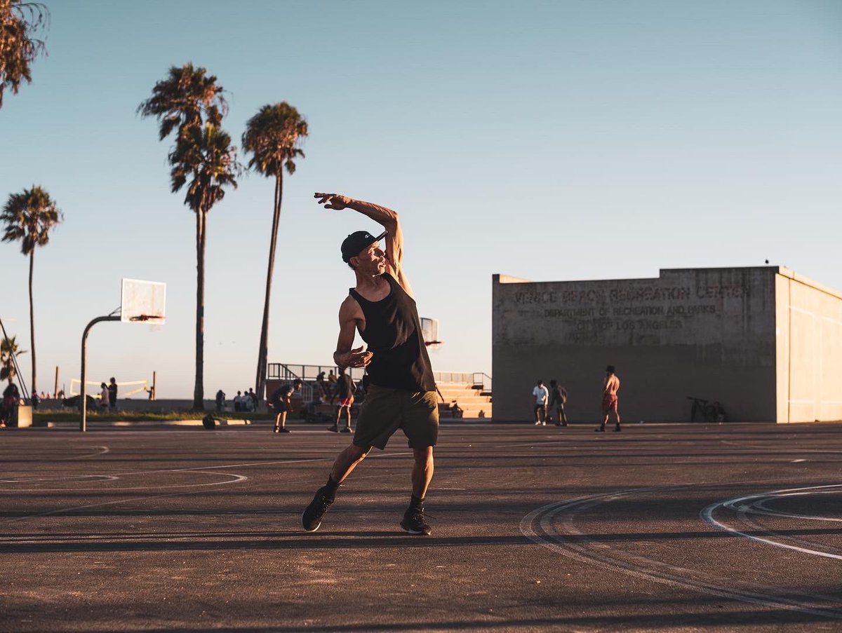ccphotography25's tweet photo. Action shot. #venicebeach #streetphotography https://t.co/GSkd5Luhqi