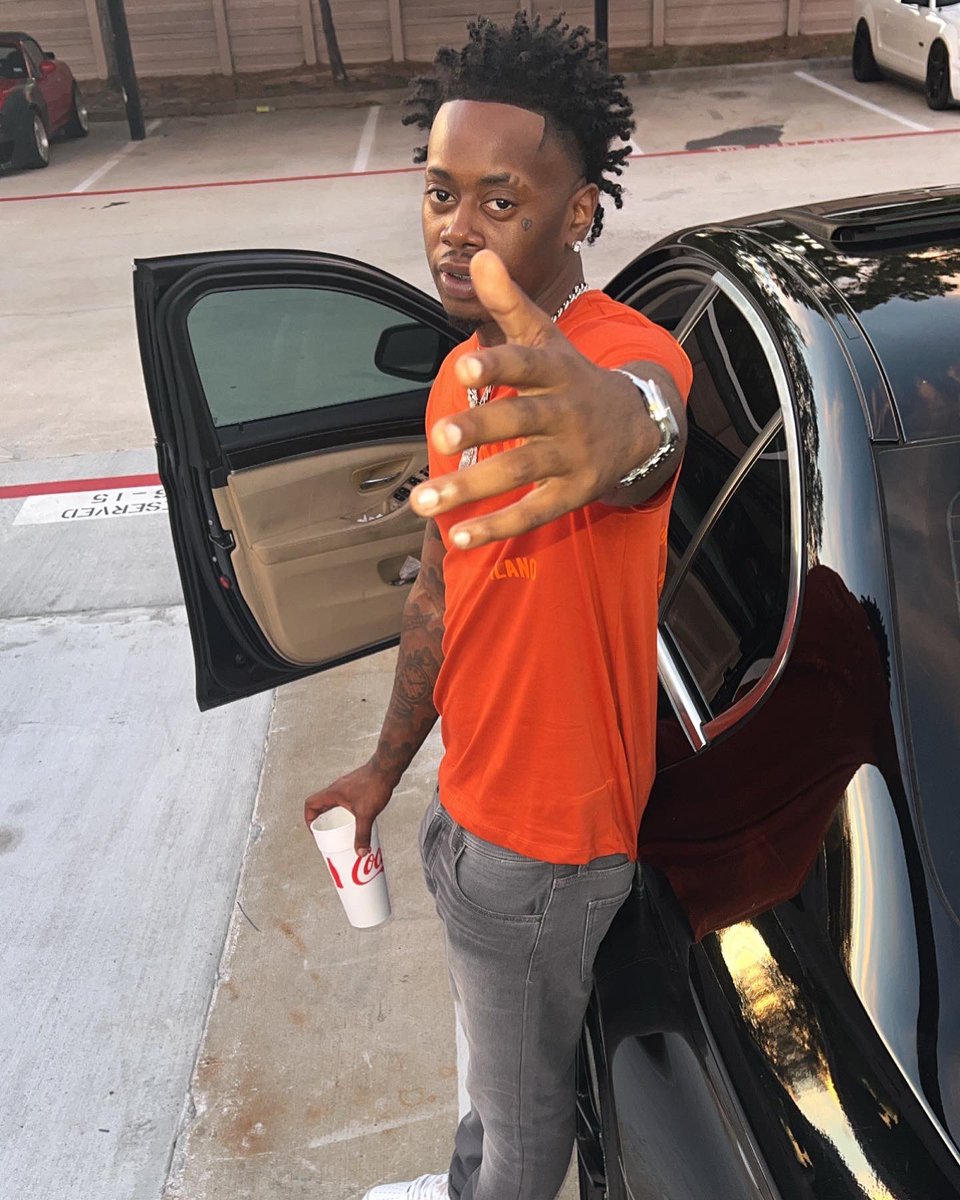 ITSDONFREDO's tweet photo. i shine at night alone my mama had a born star
i remember walking now I’m going 150 in this foreign car 🦅💯🏧#himnotthem https://t.co/y5xCVj9u7A