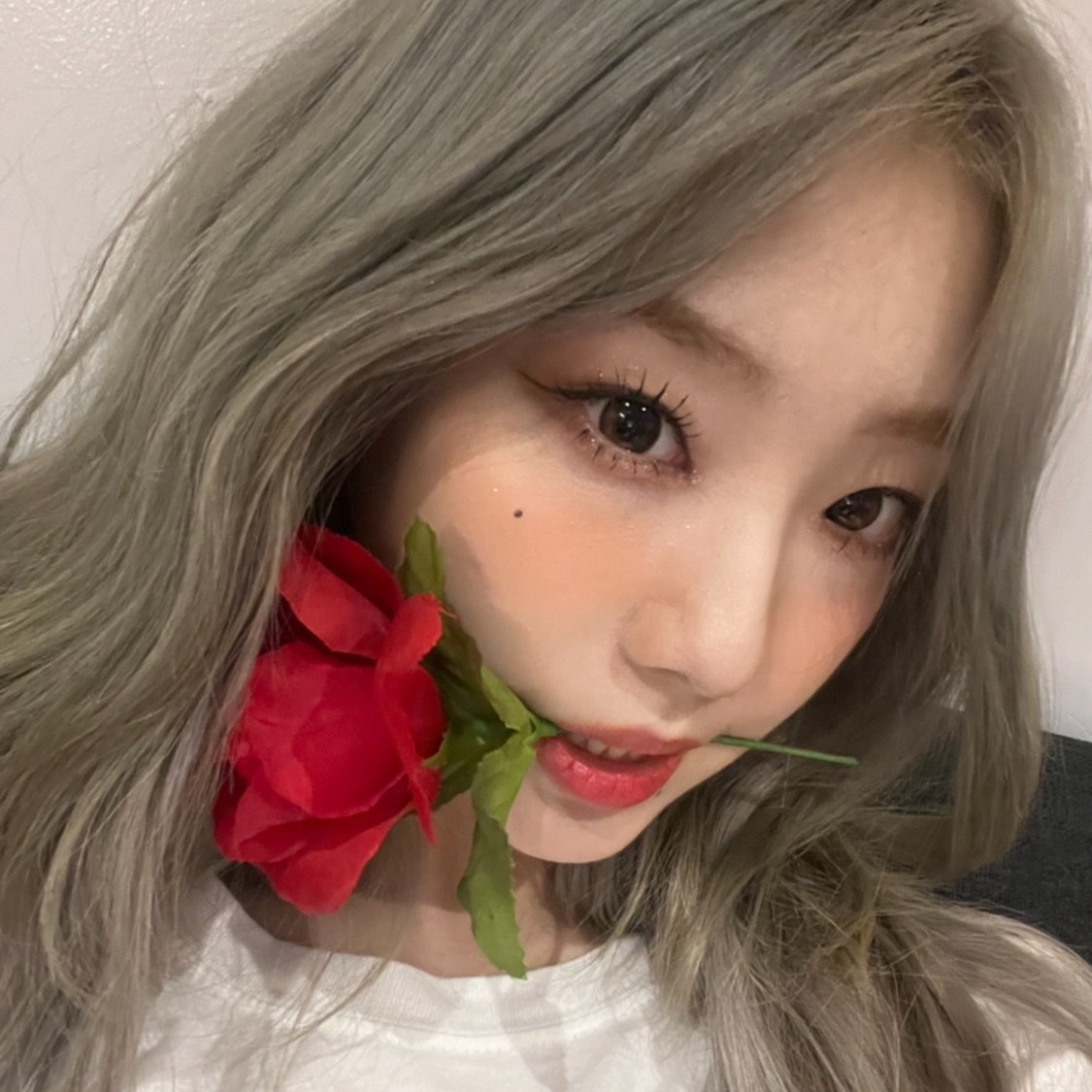 yeoseothinker's tweet photo. she's attracting girls https://t.co/IeVF7HNLap