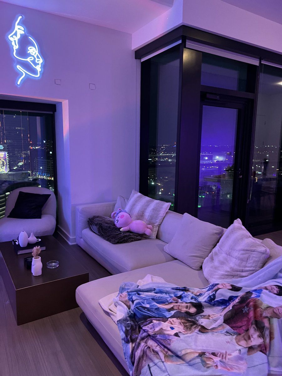 jujuthv's tweet photo. Bts watch party with my one only army friend 🥲 https://t.co/eS1Zfmvt68