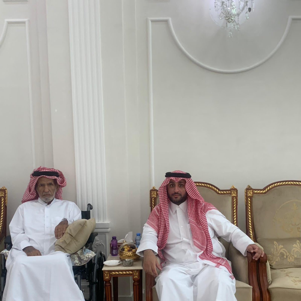 اتقدم بخالص العزاء والمواساة لقبيلة ال مره عامه والنديله خاصه في وفاة المغفور له بإذن الله الشيخ زيد بن راشد النديله 

 نسأل الله عز وجل أن يتغمده بواسع رحمته وأن يسكنه فسيح جناته،
وأن يلهم أهله وذويه الصبر والسلوان .
"إنا لله وإنا إليه راجعون"