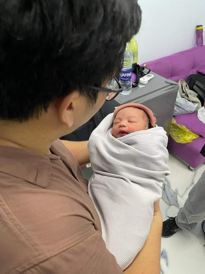 UMadny's tweet photo. Alhamdulillah hari ini Ahad, 14 Agustus 2022  pukul 1,56 tlh lhr cucu pertama kami dari pasangan ananda Abrar Ridha_ Intan yang diberi nama Muhammad Faqih Attar, di Rumah Sakit Markaz Nile, Abbas Aqqad, Nasr Vity, Cairo, Mesir.
Mhn doa agar anak jd anak shalih dan diberkahi.[] https://t.co/PD6WK2TbiK