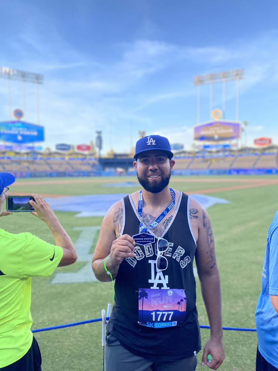 __FrankieV's tweet photo. Who even run’s a race to celebrate their birthday??
This guy does apparently 🥴😂🥵
Starting my last year of my 20’s on a good note lol
Cheers! 😁🤙🏽🍻
#LADFrun #Hello29 https://t.co/A1cMewMZxT