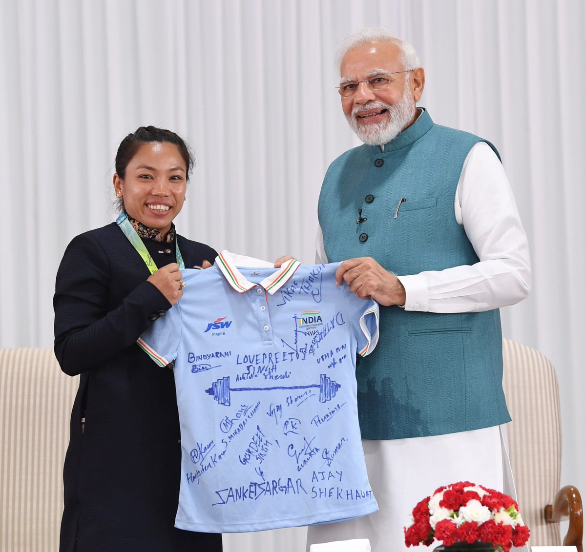 mirabai_chanu's tweet photo. Honoured to meet &amp; interact with our Honourable Prime Minister @narendramodi Sir. Thank you so much sir for all your support &amp; encouragement. 

Jai Hind 🇮🇳 https://t.co/2kvBAvPHlL