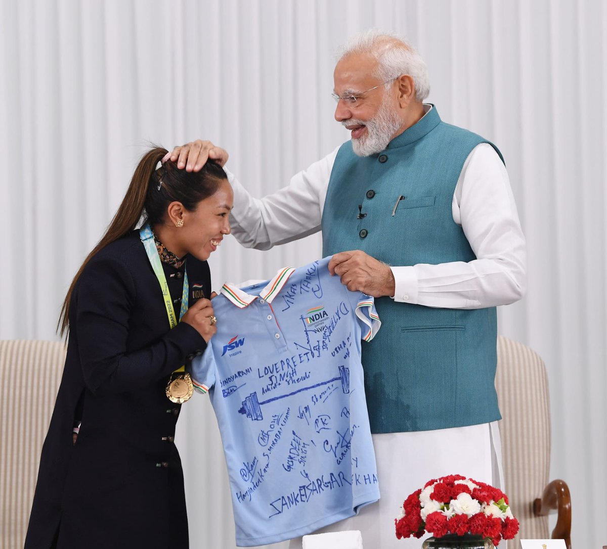 mirabai_chanu's tweet photo. Honoured to meet &amp; interact with our Honourable Prime Minister @narendramodi Sir. Thank you so much sir for all your support &amp; encouragement. 

Jai Hind 🇮🇳 https://t.co/2kvBAvPHlL
