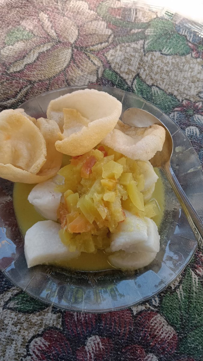 umisafari's tweet photo. Lontong sayur alternatif sarapan hemat, tersedia air minum gratis. Kalau datang awal, airnya minumnya masih hangat dan gelasnya masih belum pernah dipakai orang🌼🌺💐🍻😄 https://t.co/cVlU9SoskS
