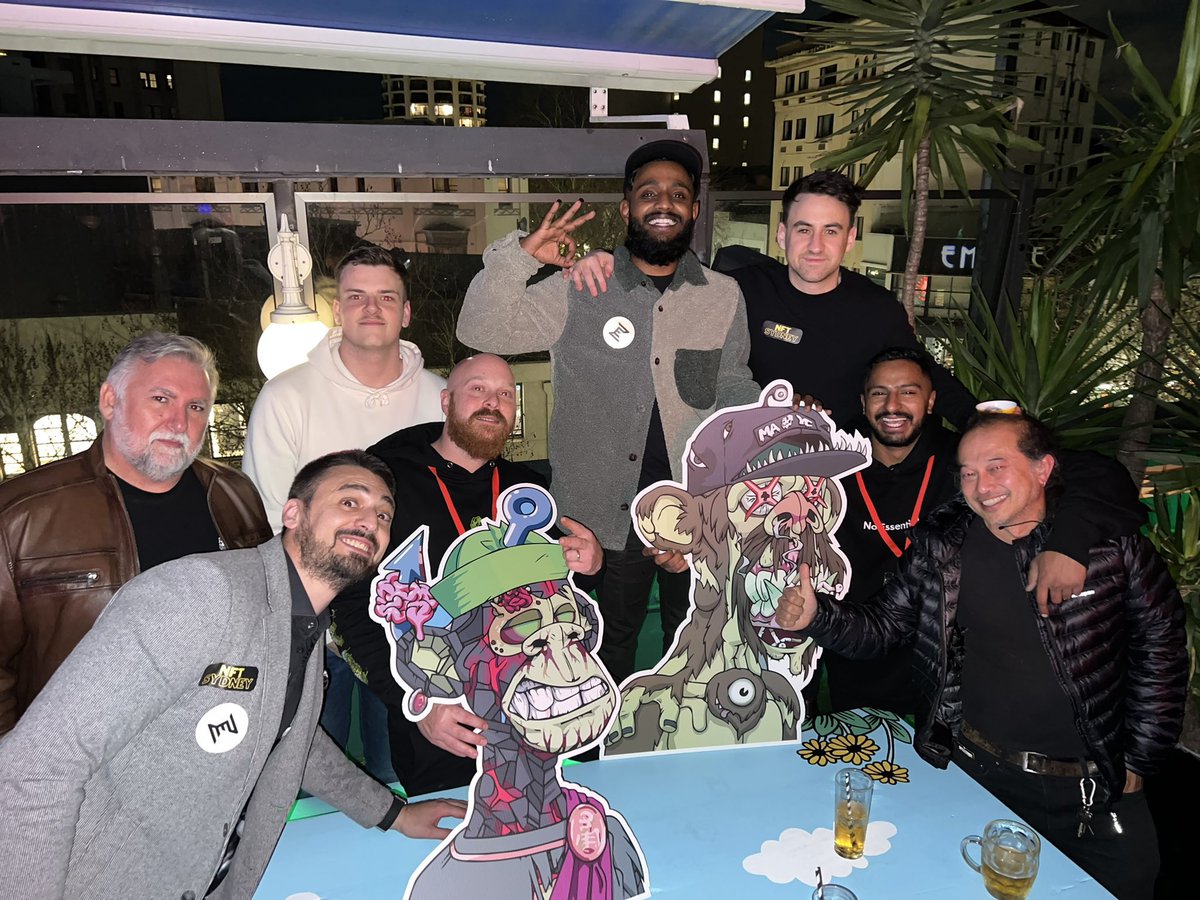 Juicyway_'s tweet photo. Few Aussie Apes representing from down under 🇦🇺 ! What a night ! @nftsyd__ https://t.co/qDbzoXNWDW