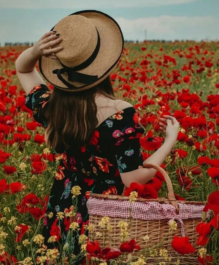 بـعـض الأرواح مـثـل الــورد ..
تــسـعـد الـقـلــب وتــزرع الــفـرحــه 
صباح نقي ويوم جميل بإذن الله 
#صباح_الخيرᅠ