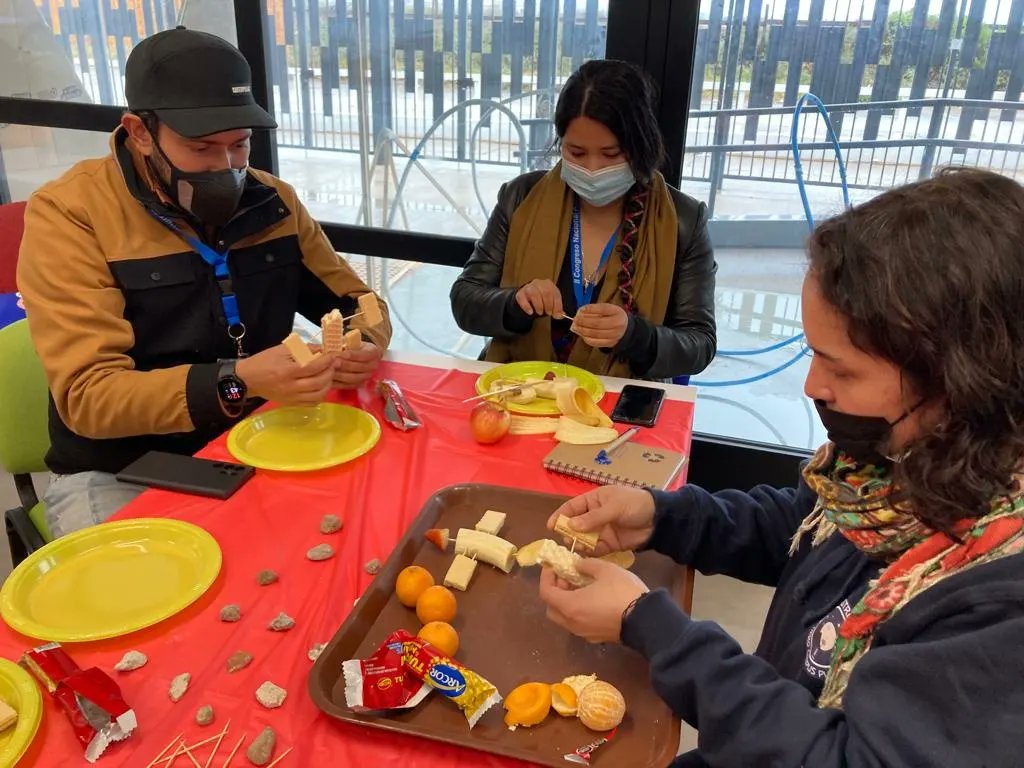 estrellaalphard's tweet photo. Realizando el Taller "Maquetas Comestibles" desarrollado por el área educativa de la @ComAstronomica 📚⭐ en el II Congreso Nacional de Educación Astronómica 👩🏻‍🏫🧑🏻‍🏫 en @ucen_regioncoquimbo y organizado por @NAEC_Chile 
#educacióncientífica #educaciónastronómica #astronomía https://t.co/Xcu8KYktJY