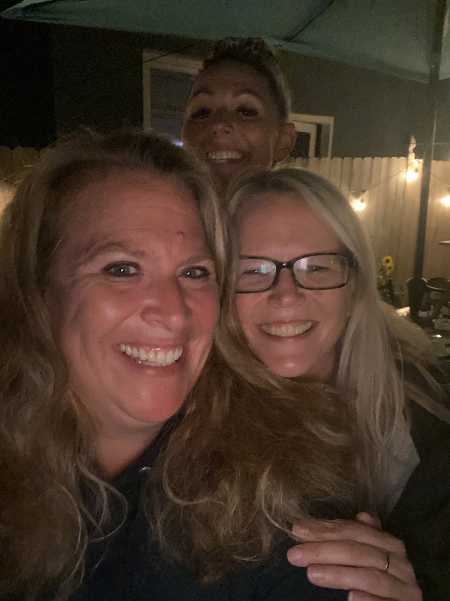 cara_rindell's tweet photo. About last night! I FINALLY met Norton and @amandadavey23!!! So many laughs and inappropriate conversations with these girls! #P2 #pSquared 🍍@Kimmick86 @SekeltheAwesome @Pammadonna @Lisa_Bills1Fan @amandadavey23 https://t.co/dhn9aAYr2X