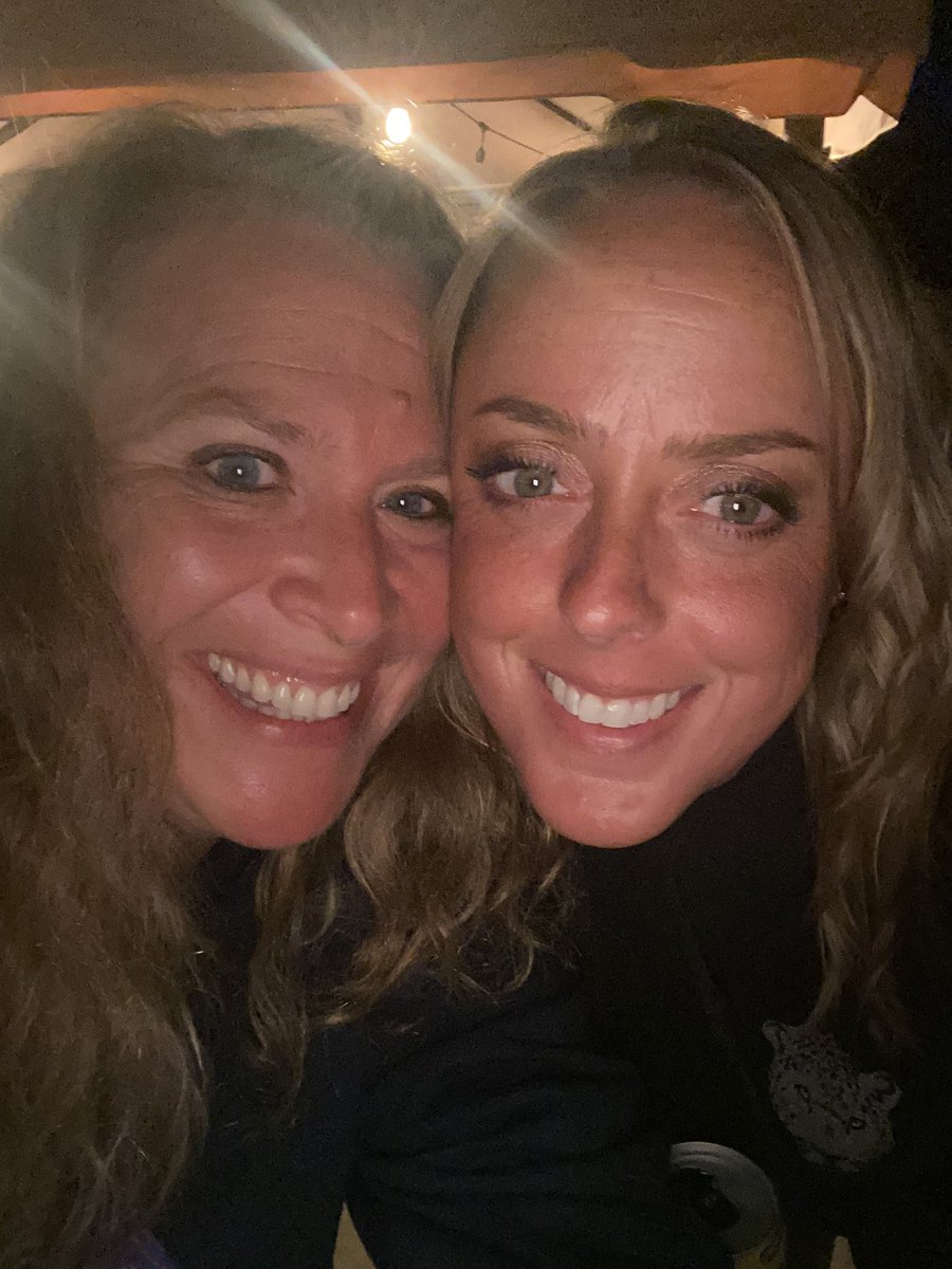 cara_rindell's tweet photo. About last night! I FINALLY met Norton and @amandadavey23!!! So many laughs and inappropriate conversations with these girls! #P2 #pSquared 🍍@Kimmick86 @SekeltheAwesome @Pammadonna @Lisa_Bills1Fan @amandadavey23 https://t.co/dhn9aAYr2X