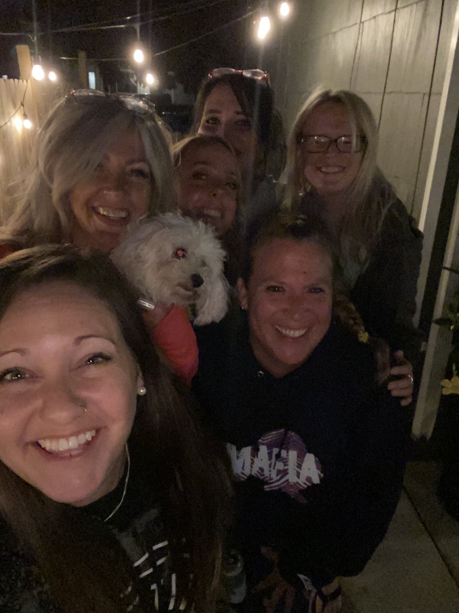 cara_rindell's tweet photo. About last night! I FINALLY met Norton and @amandadavey23!!! So many laughs and inappropriate conversations with these girls! #P2 #pSquared 🍍@Kimmick86 @SekeltheAwesome @Pammadonna @Lisa_Bills1Fan @amandadavey23 https://t.co/dhn9aAYr2X