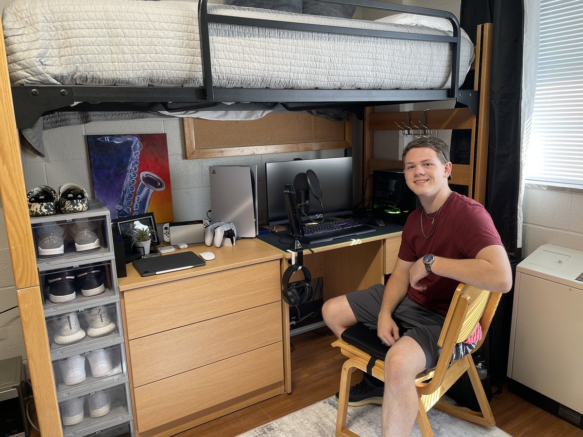 ShelfRighteous's tweet photo. Some say it’s time to write the next chapter, but it’s more like one book has ended and another is beginning. We left a rather large part of our hearts in Manhattan tonight, but are so excited to see what the sequel holds for our boy. https://t.co/89oiTLDG1M
