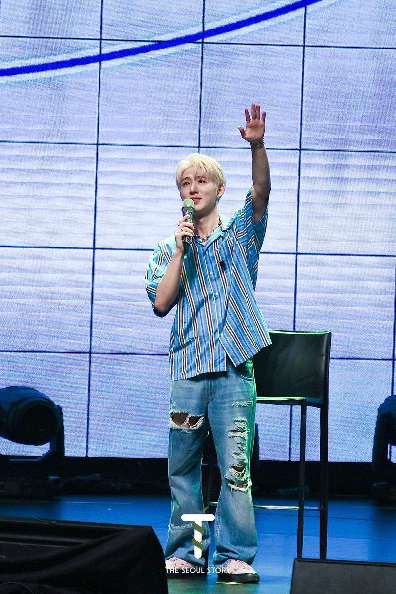 theseoulstory's tweet photo. [#BIOFFLINEinSINGAPORE] Been a week since we last saw B.I in Singapore 🥲 Check out some of our photos taken at his fanmeeting last Sunday 🥰

MORE PHOTOS 👉 https://t.co/ODC8Y7QBDF

Thank you @Threeanglespro for the media invite ❤️

@shxx131bi131 #BIinSINGAPORE #BI #비아이 https://t.co/RmP6E4HTao