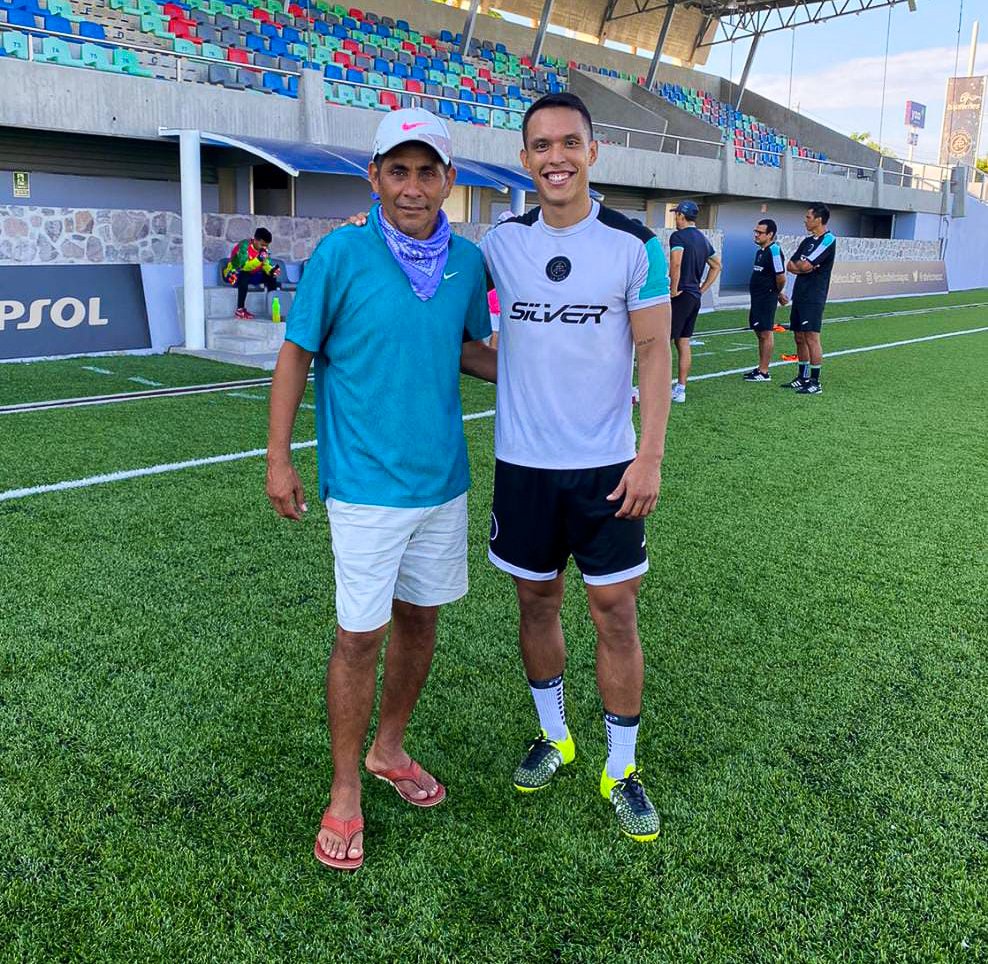 atleticolapaz's tweet photo. El "Brody" con Club Atletico La Paz ✌️

Jorge Campos acudió al entrenamiento de @atleticolapaz para compartir su experiencia dentro y fuera del terreno de juego con todo el Orgullo Paceño.

Somos partícipes del crecimiento y desarrollo del futbol mexicano en BCS.

#SomosPAZion https://t.co/LlWSji2Bhi