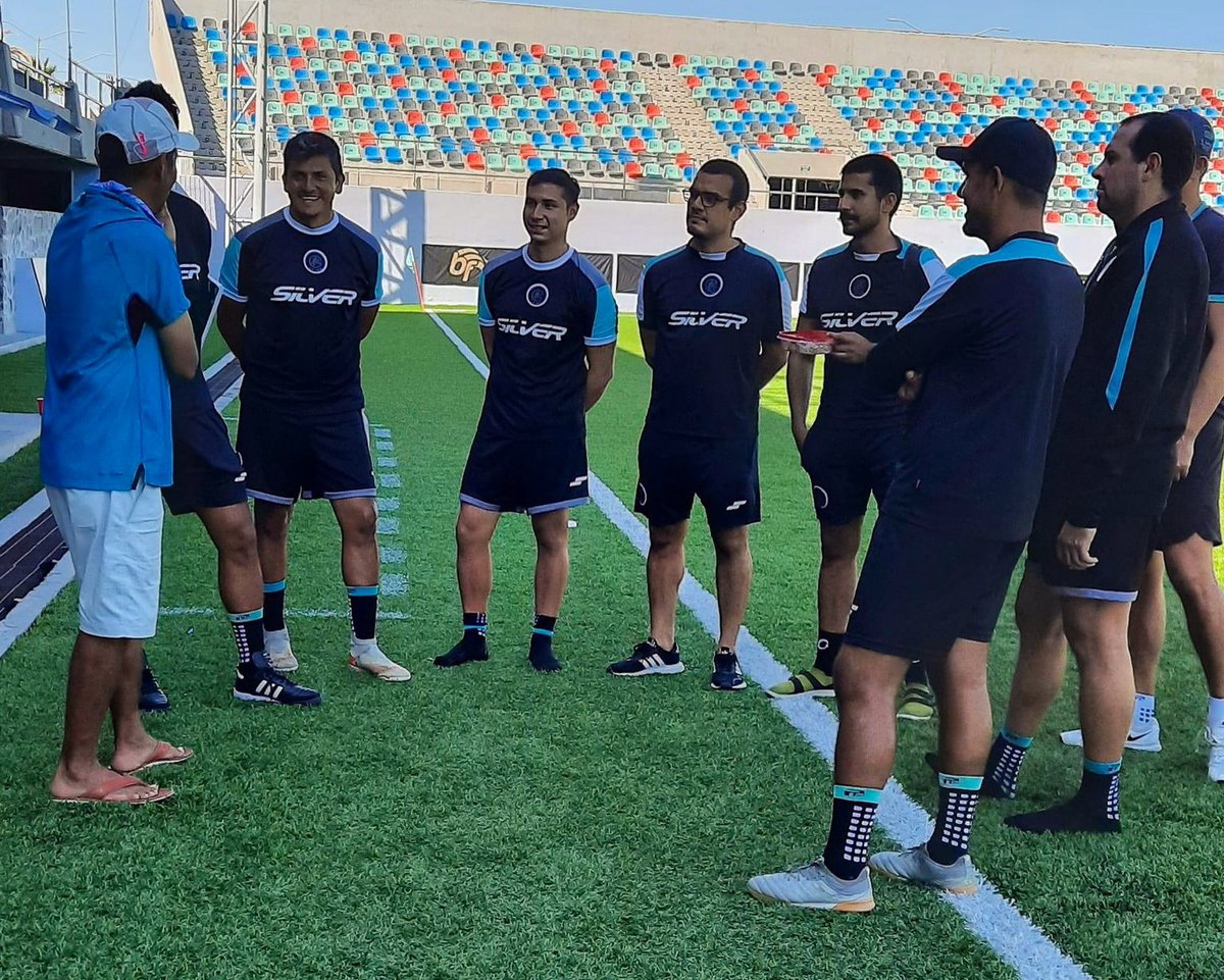 atleticolapaz's tweet photo. El "Brody" con Club Atletico La Paz ✌️

Jorge Campos acudió al entrenamiento de @atleticolapaz para compartir su experiencia dentro y fuera del terreno de juego con todo el Orgullo Paceño.

Somos partícipes del crecimiento y desarrollo del futbol mexicano en BCS.

#SomosPAZion https://t.co/LlWSji2Bhi