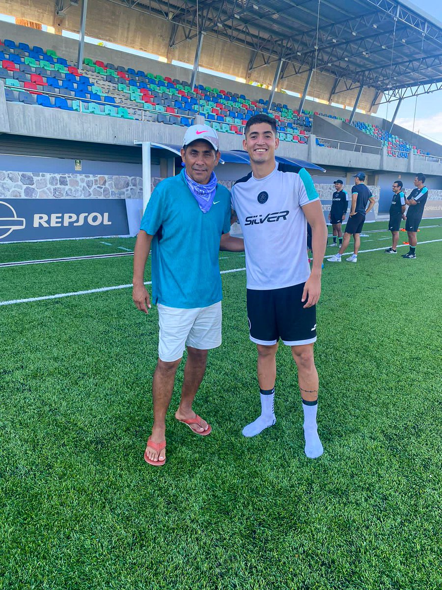 atleticolapaz's tweet photo. El "Brody" con Club Atletico La Paz ✌️

Jorge Campos acudió al entrenamiento de @atleticolapaz para compartir su experiencia dentro y fuera del terreno de juego con todo el Orgullo Paceño.

Somos partícipes del crecimiento y desarrollo del futbol mexicano en BCS.

#SomosPAZion https://t.co/LlWSji2Bhi